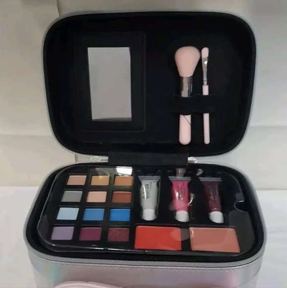 Claire's Makeup Beauty Box 22 Piece Makeup Set Silver Glow Box - Picture 1 of 9